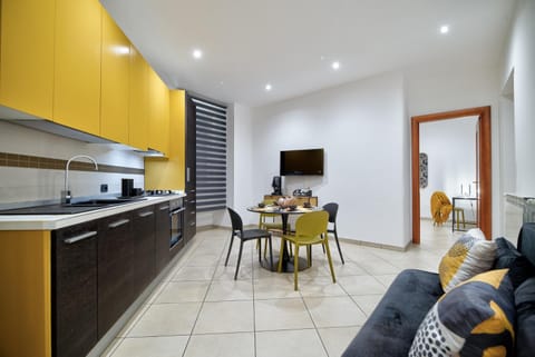 Communal lounge/ TV room, TV and multimedia, Kitchen or kitchenette, Living room, Dining area, oven