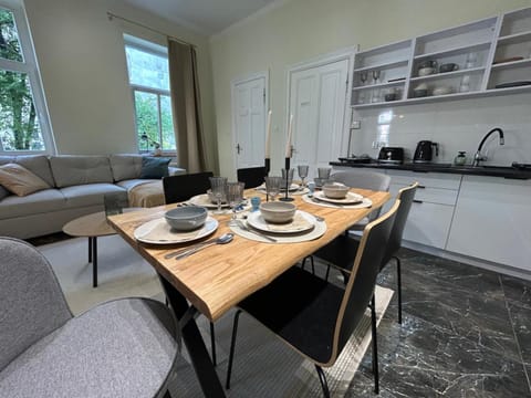 Kitchen or kitchenette, Living room, Seating area, Dining area