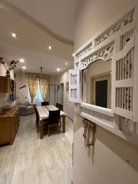 Photo of the whole room, Dining area