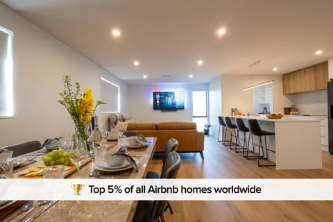 Kitchen or kitchenette, Food and drinks, Seating area, Dining area