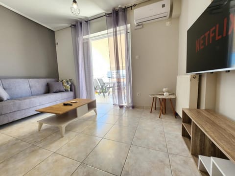 Communal lounge/ TV room, TV and multimedia, Living room, Seating area, air conditioner