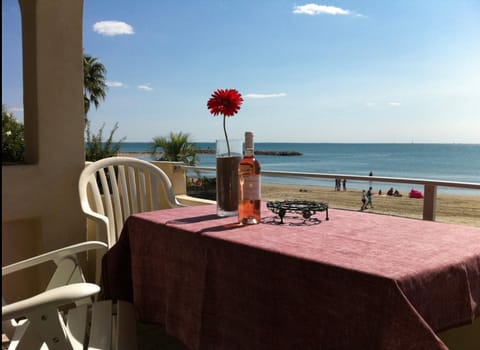 View (from property/room), Balcony/Terrace, Dining area, Beach, Sea view