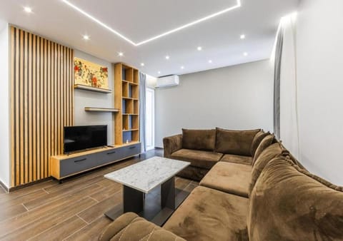 TV and multimedia, Kitchen or kitchenette, Living room, Seating area, air conditioner