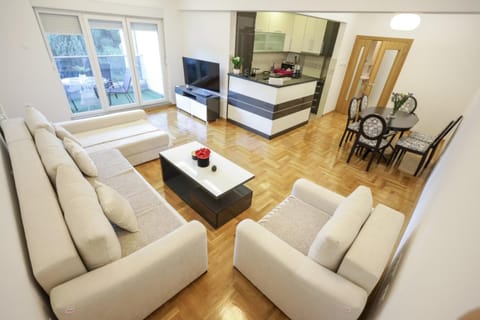 Communal lounge/ TV room, TV and multimedia, Living room, Seating area, Dining area