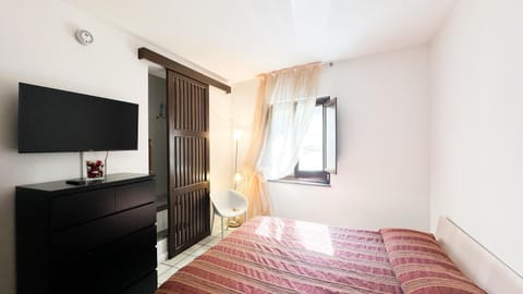 Bed, TV and multimedia, wardrobe