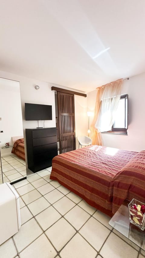 Bed, TV and multimedia, Bedroom