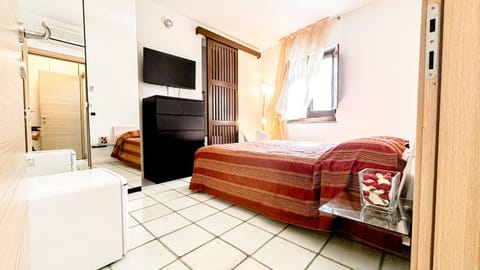 Bed, TV and multimedia, Bedroom, wardrobe