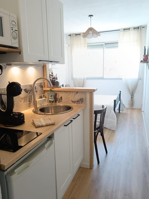 Kitchen or kitchenette, Dining area, stove, air conditioner