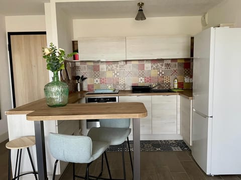 Kitchen or kitchenette, Dining area