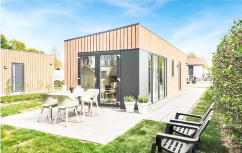 Property building, Garden, Dining area
