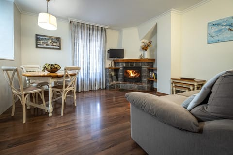Balcony/Terrace, Living room, Dining area, fireplace, internet