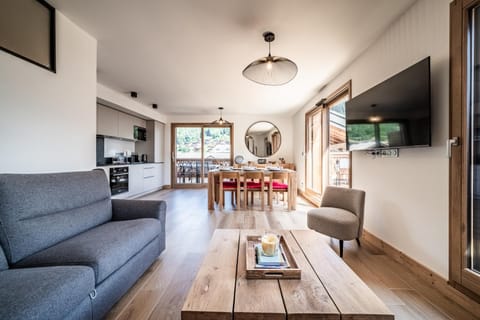 TV and multimedia, Kitchen or kitchenette, Living room, Seating area, Dining area