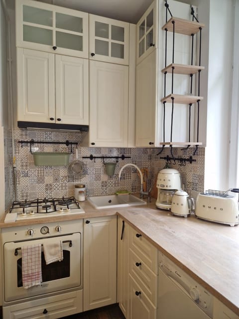 Coffee/tea facilities, Kitchen or kitchenette, stove, toaster