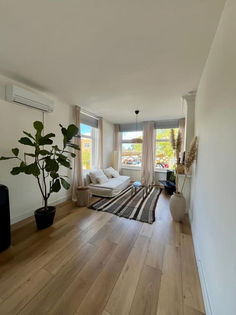 Patio, Living room, Photo of the whole room, Seating area