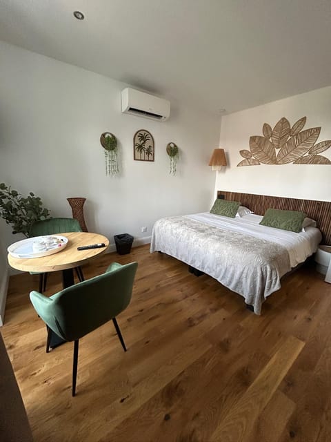 Bed, Photo of the whole room, Bedroom, air conditioner