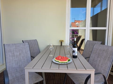 Patio, Food and drinks, Seating area, Dining area, Food, Drinks