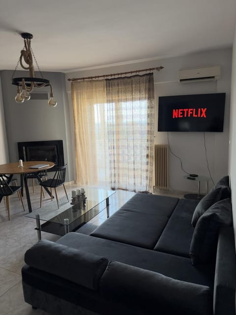 Communal lounge/ TV room, TV and multimedia, Living room, Seating area, Dining area, Evening entertainment, air conditioner