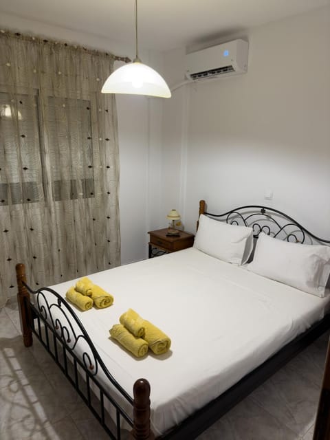 Bed, Photo of the whole room, Bedroom, towels, air conditioner