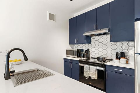 W315 Modern Luxury 1Bd Condo In Downtown Minneapolis, Minutes From Minneapolis Convention Center & US Bank Arena Apartment in Loring Park