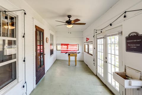 1 Mi to UNL Group Getaway with Game Area House in Lincoln