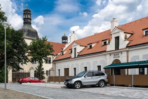 Property building, Neighbourhood, Food and drinks, Landmark view, Parking