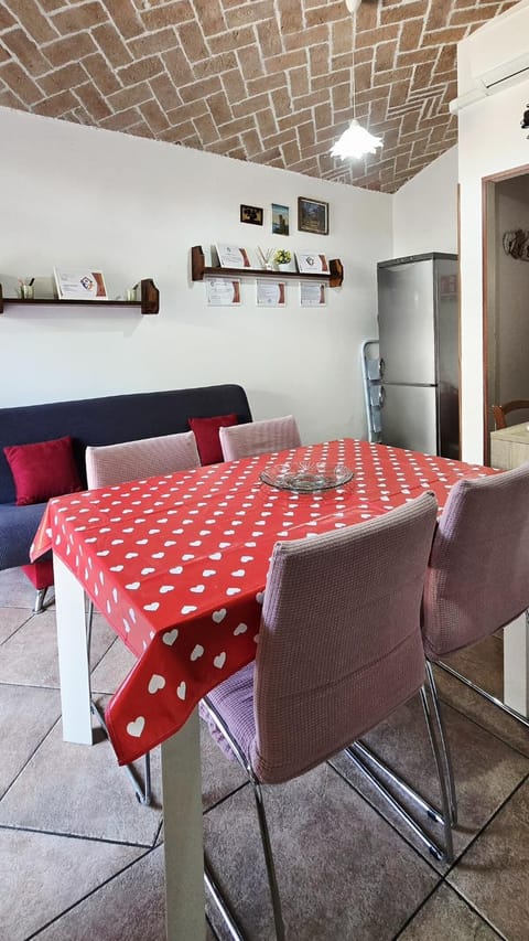 Kitchen or kitchenette, Living room, Seating area, Dining area, oven