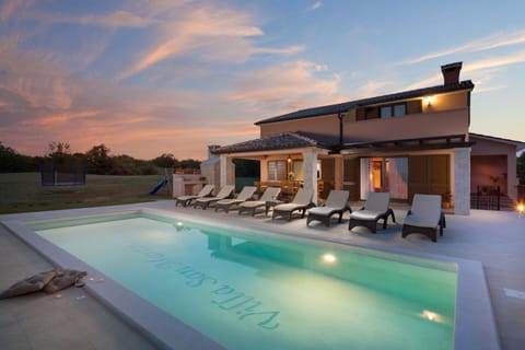 Property building, Natural landscape, BBQ facilities, View (from property/room), Swimming pool, sunbed