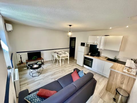 TV and multimedia, Kitchen or kitchenette, Living room, Seating area, Dining area, stove