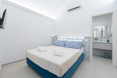 Bed, Bathroom, TV and multimedia, Photo of the whole room, Bedroom, towels, air conditioner