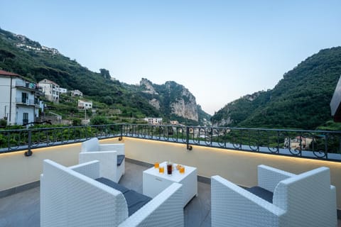 Natural landscape, View (from property/room), Balcony/Terrace, Lounge or bar, Seating area, Mountain view