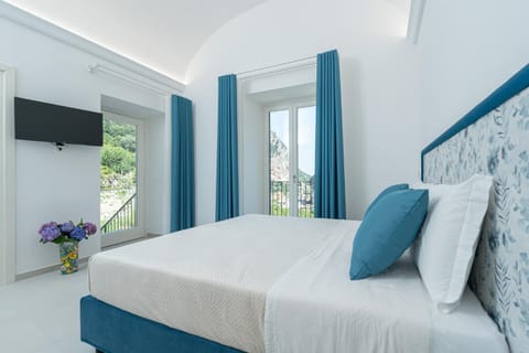 Bed, TV and multimedia, Balcony/Terrace, Photo of the whole room, Bedroom, hair dryier, heating, minibar, air conditioner