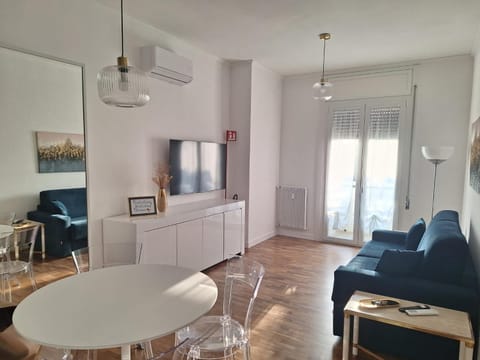 TV and multimedia, Living room, Dining area, air conditioner