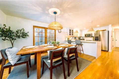 Kitchen or kitchenette, Living room, Seating area, Dining area, oven, stove