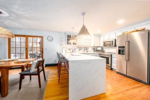 Kitchen or kitchenette, Dining area, dishwasher, minibar, pet friendly, stove, toaster