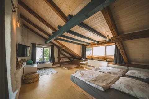 Bed, TV and multimedia, Seating area, Evening entertainment, Bedroom