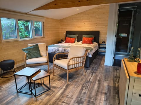 Bed, Photo of the whole room, Seating area