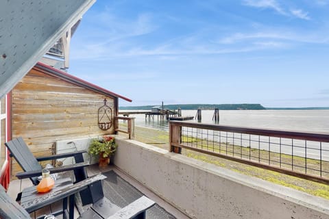 Cascade Mtn and Water Views! Couples Getaway Apartment in Langley