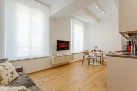 TV and multimedia, Coffee/tea facilities, Kitchen or kitchenette, Living room, Seating area, Dining area