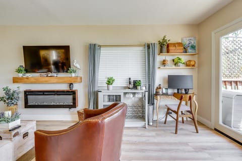 Shared Boat Dock at Clear Lake Couples Retreat House in Lucerne