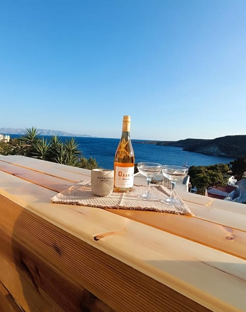 Property building, Balcony/Terrace, Balcony/Terrace, Beach, Beach, Location, young children, older children
