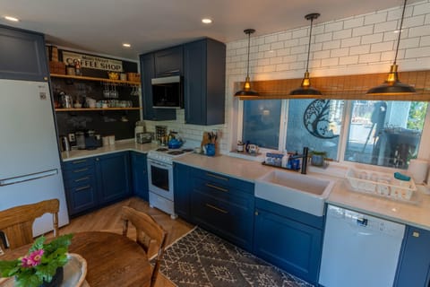 Coffee/tea facilities, dishwasher, oven, stove, kitchen, air conditioner