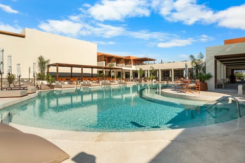 Property building, Day, Pool view, Swimming pool, sunbed