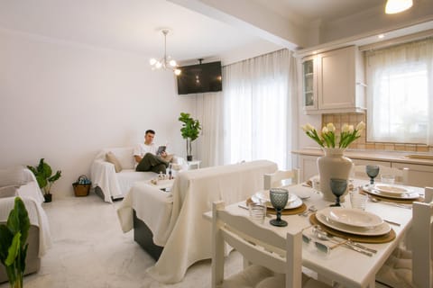 TV and multimedia, Living room, Seating area, Dining area, Food