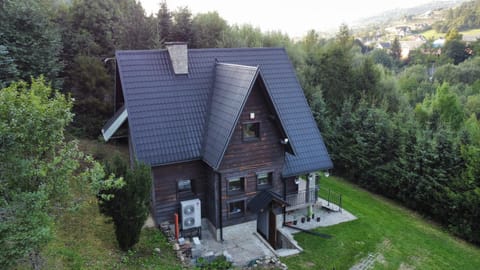 Property building, Day, Natural landscape, Garden, Mountain view