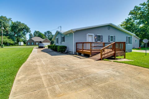 2 Mi to Shops and Eats Family Home in Donalsonville House in Georgia