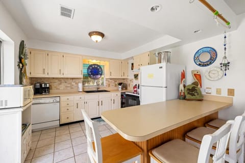 Seaside Cottage- coastal retreat House in Cedar Key