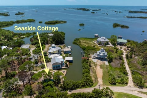 Seaside Cottage- coastal retreat House in Cedar Key