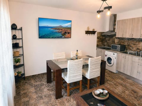 TV and multimedia, Kitchen or kitchenette, Dining area, microwave, stove, washing machine