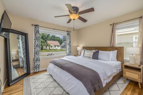 Tribe and Vibe In Downtown CDA Modern Comfort And Fun For You And Your Crew, Just Steps From Downtown House in Coeur dAlene