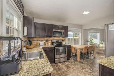 Tribe and Vibe In Downtown CDA Modern Comfort And Fun For You And Your Crew, Just Steps From Downtown House in Coeur dAlene